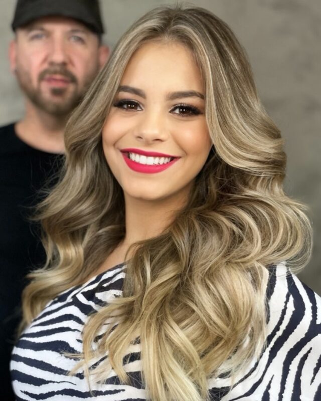 Um cabelão de respeito não acontece por acaso.
Ele é construído. ✨

Mechas bem destacadas, iluminação intensa nas pontas e uma raiz milimetricamente apagada, tudo calculado para entregar contraste, profundidade e um crescimento natural impecável.

Técnica, visão e execução assinadas por Lauro Soares (@laurosoares).

Pura técnica. Puro estilo. Resultado que fala por si.

💬 Você também ama um loiro com presença assim?
📲 Agende seu horário no Studio Heads. (19) 99660.6737

#StudioHeads #LoiroImpactante #MechasPerfeitas #RaizEsfumada #LauroSoares