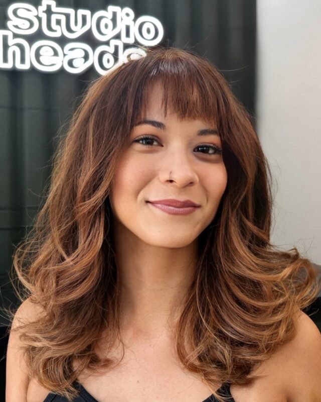 A Fernanda (@fe.tieme) queria uma transformação nada óbvia.
Queria um ruivo, mas não qualquer ruivo. Confiou no olhar do Lauro Soares… e o resultado fala por si. 🔥

Um tom acobreado na medida certa, intenso, sofisticado e cheio de personalidade. As mechas dão um toque de sofisticação e irreverência no visual. Um ruivo que ilumina, valoriza e não passa despercebido.

💬 Me conta nos comentários: que tipo de cabelo faz a sua cabeça?
📲 Agende pelo link na bio ou pelo WhatsApp: (19) 99660.6737
Campinas - SP

#StudioHeads #RuivoPerfeito #CabeloComPersonalidade #LauroSoares #HairTransformation