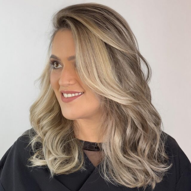 O tipo de loiro ousado que eleva a autoestima de qualquer mulher.

Comenta o que achou 👇

 Agende seu horário: (19) 99660.6737 Campinas SP

👸 Somos especialistas em loiros perfeitos. @studioheadsoficial @laurosoares

#loiro #loiraperfeito #mechas #mechasdelicadas #cabeloloiro