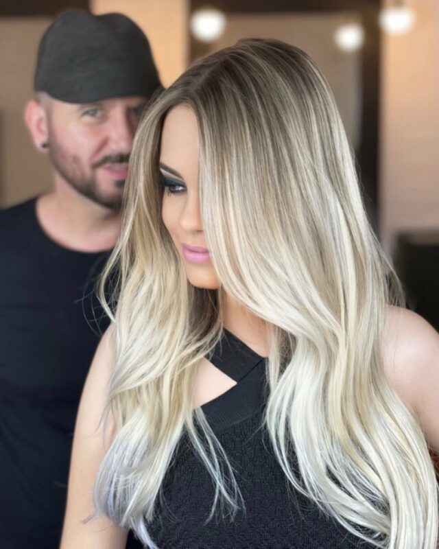 Aqui, beleza vai além da técnica.

O Lauro Soares entende que cada cabelo carrega uma história e cada cliente, uma personalidade única.

Por isso, os loiros que ele cria nunca são padrão. São construídos, pensados e ajustados para cada uma.

Quer ter um loiro perfeito feito sob medida pra você por um especialista que sabe te ouvir?

Agende: (19) 99660.6737 Campinas SP

#loiros #especialistaemloiros #loiraperfeita #mechas #cabeloiluminado