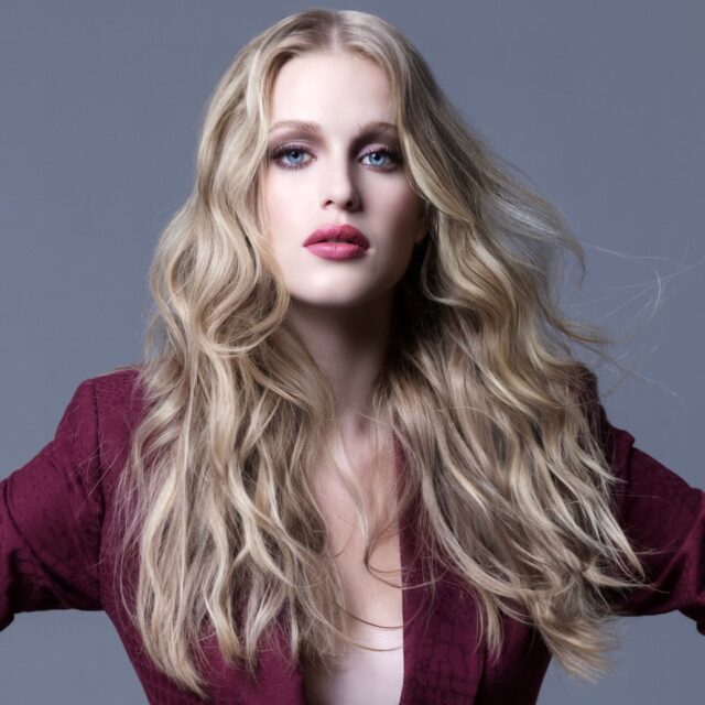 Quando o loiro encanta, você sente a magia. Como nesse loiro incrível que o @laurosoares criou pra um editorial de moda!

Gostou? Siga para mais ✨

 Agende: (19) 99660.6737 Campinas SP

👸 Somos especialistas em loiros perfeitos. @studioheadsoficial @laurosoares

#loiros #loiradossonhos #mechascampinas #cabeloiluminado #loiroperfeito