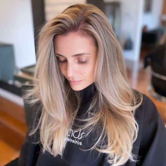 Natural, leve e com presença. E com uma raiz perfeitinha, sem nenhuma marcação!

Salva essa inspiração ✨
 Agende: (19) 99660.6737 Campinas SP

👸 Somos especialistas em loiros perfeitos. @studioheadsoficial @laurosoares

#loironatural #loiroiluminado #mechasfinas #cabeloiluminado #hairinspiration