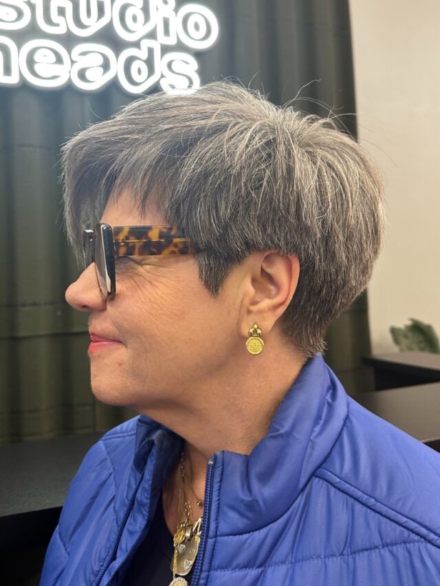 Curto, moderno e cheio de personalidade. ✨

Esse visual prova que cabelo curto pode ser tão marcante quanto um cabelão. As micromechas platinadas criaram um efeito cinza sofisticado, com muita dimensão, brilho e um acabamento impecável.

Um loiro para quem gosta de estilo, atitude e de um visual que foge do óbvio. Assinado por Lauro Soares (@laurosoares).

💬 E você, tem vontade de apostar nesse estilo? Conta pra gente nos comentários!

📲 Agende seu horário pelo WhatsApp (19) 99660-6737 ou pelo link da bio.

#StudioHeads #LauroSoares #Platinado #CabeloCurto #SalaodebelezaCampinas